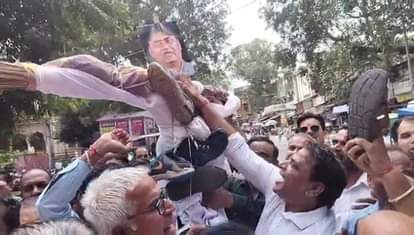 डोटासरा का अजमेर में पुतला फूंका।