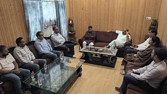 फोटो 01 सुंदरबनी में प्रशासनिक अधिकारियों तथा जनता के साथ बैठक करते हुए उपमुख्यमंत्री सुरेंद्र 