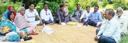 फोटो-02-बैठके बाद पार्क में मौजूद बौद्ध धर्मी। संवाद