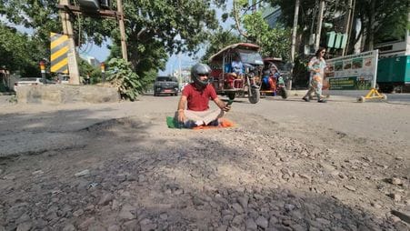 AAP leader protested by sitting in a pothole on the road