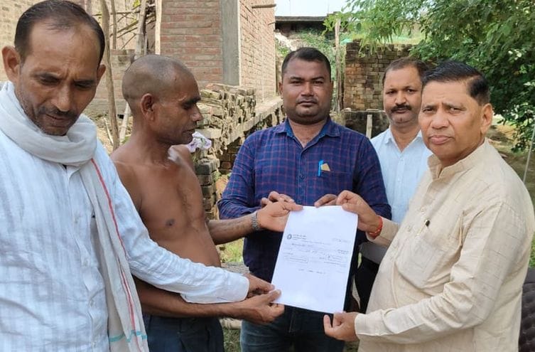 The MLA gave a check of four lakhs to the dependent of the deceased