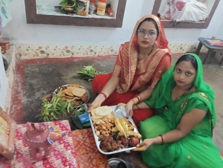 On the occasion of Mahalaxmi festival, women bathed in the river and worshiped.