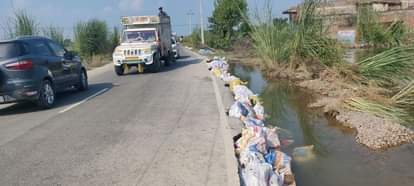 When the water level decreased, the Pariar-Bithoor road started getting cut