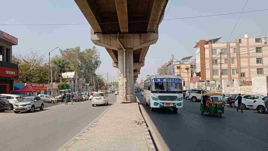 There is no chance of rain right now, temperature may decrease from Navratri