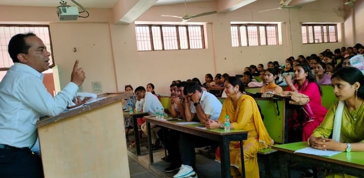 Audience mesmerized by Kirti's poetry