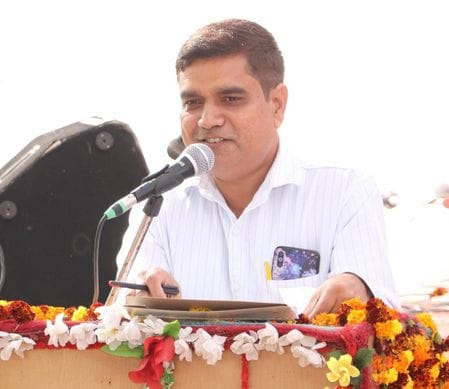 Two teachers playing a role in the promotion of Hindi