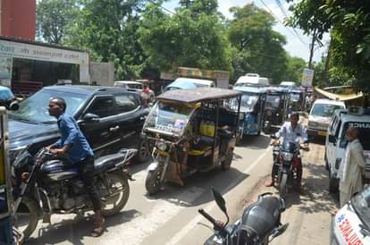 Body drenched in sweat, anger on the face... all this because of traffic jam