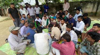 Farmers troubled by electricity staged a sit-in