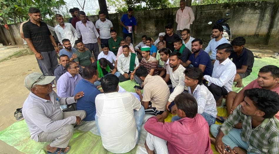 Farmers troubled by electricity staged a sit-in