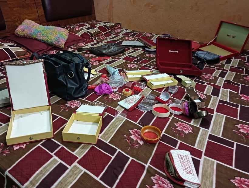 10 lakh stolen from businessman's house