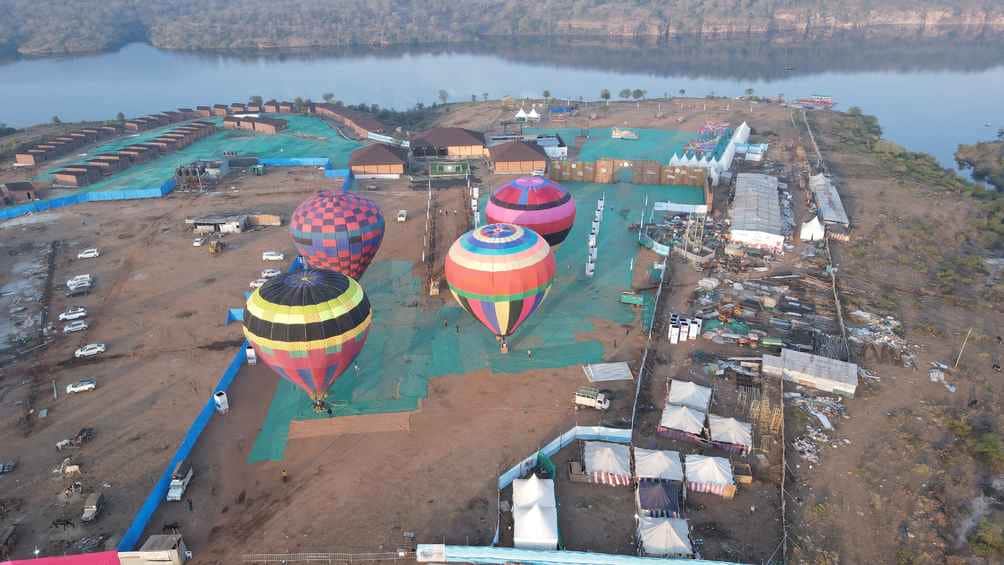कंपनी द्वारा फॉरेस्ट रिट्रीट फेस्टिवल में बिना लाइसेंस उड़ाए जा रहे हॉट एयर बैलून