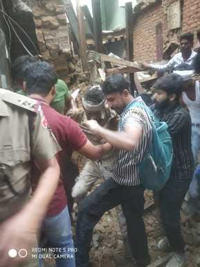 A dilapidated building collapsed in the main market, a worker was trapped under the rubble