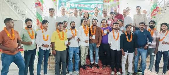 लावड़- महल गांव के एक मंडप में आयोजित रालोद के कार्यक्रम में लोगों ने ली रालोद की सदस्यता। स्रो