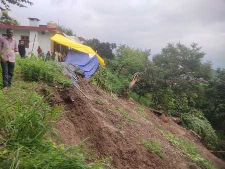 Two trees were broken due to lightning in Mundkhar Gandha village, houses are in danger due to landslide
