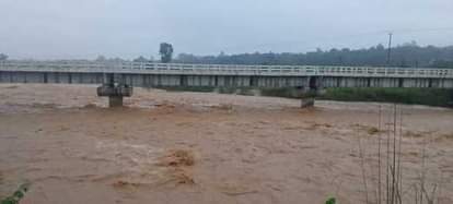 Rain broke the safety wall of the bridge on Jahu-Ladrour road
