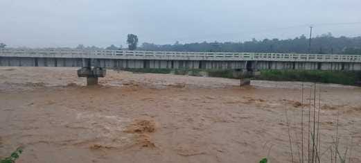 Rain broke the safety wall of the bridge on Jahu-Ladrour road