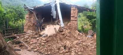 Cowshed collapsed due to rain in Mangal, house also in danger