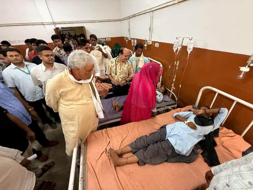 जिला अस्पताल का निरीक्षण करते मंत्री किरोड़ी लाल मीणा