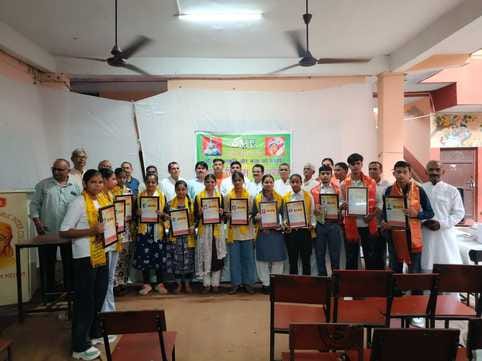 Meritorious students were honored on Hindi Diwas