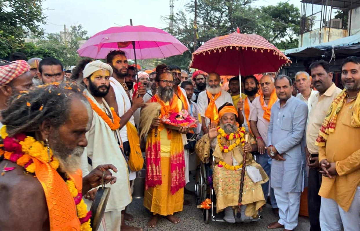The Poshak Yatra was welcomed with a shower of flowers