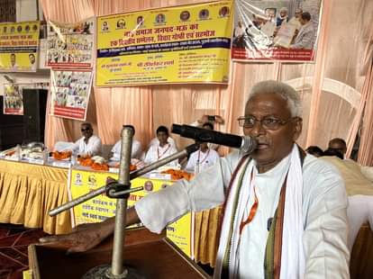 नगर के पुरानी तहसील स्थित एक मैरेज हाल में नाई समाज के एक दिवसीय सम्मेलन को संबोधित करते वि