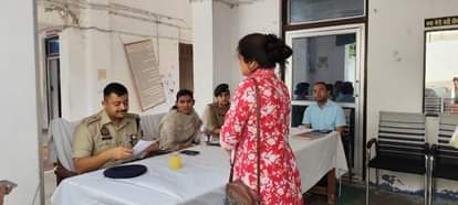 नगर कोतवाली में फरियादी की शिकायत सुनते एसपी व डीएम। संवाद
