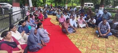 Opposition to giving city council contracts to a single contractor from Delhi