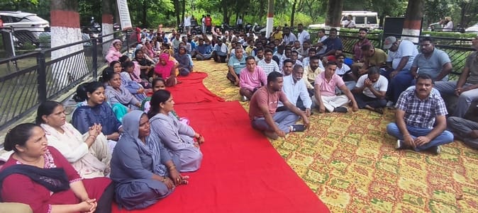 Opposition to giving city council contracts to a single contractor from Delhi