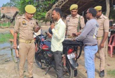 नेपाल सीमा के निकट घोड़दौरिया गांव में लोगों से पूछताछ करते पुलिसकर्मी। - संवाद
