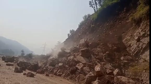 पुंछ जम्मू राष्ट्रीय राजमार्ग पर धुंधक क्षेत्र में हुआ भूस्खलन। संवाद