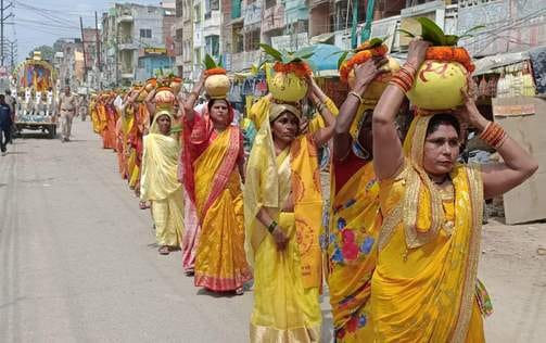 151 women of Gayatri Parivar took out Kalash Yatra