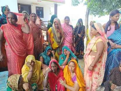 मजदूर की माैत के बाद बिलखता परिवार।