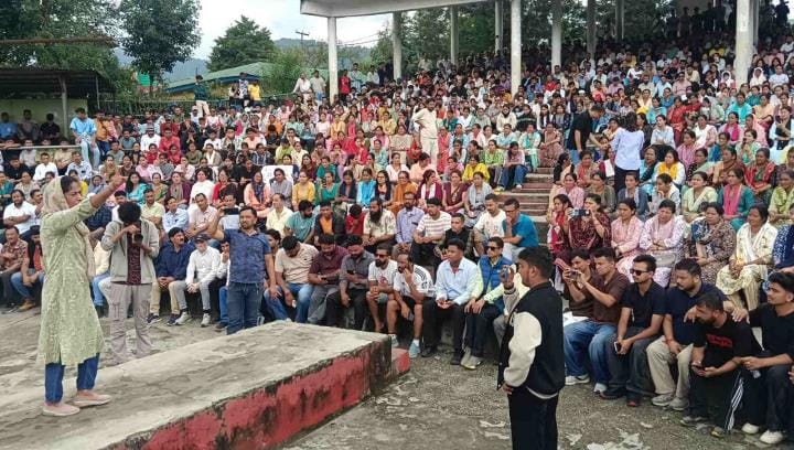Thousands of people took out a procession to get justice for the girl in pithoragarh
