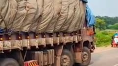 Rewa News: Truck loaded with coconuts collides with trailer parked in Mauganj, cleaner dies
