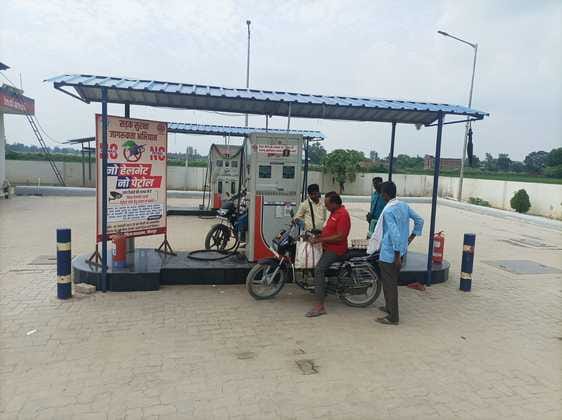 Petrol pumps are giving petrol without helmets
