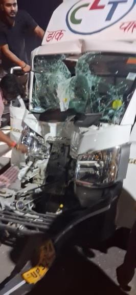 The loader collided with the divider after the driver dozed off, the driver was stuck for half an hour