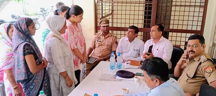 थाना समाधान दिवस में समस्या सुनते एस डी एम व सीओ। (मवाना)