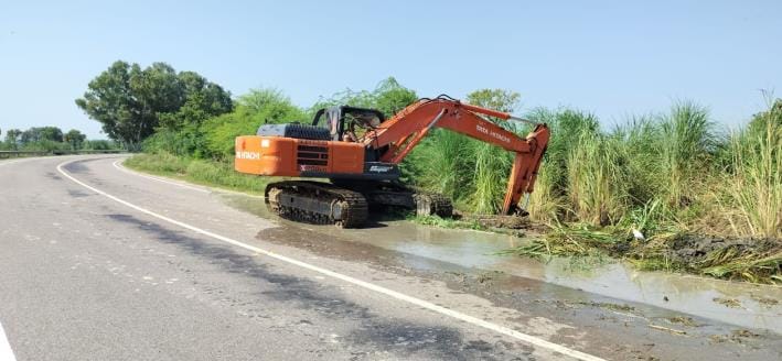 Due to the negligence of the irrigation department, the fields of five villages including Dhanana village got submerged