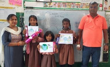 Children explained the importance of Hindi language through painting