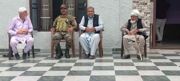 भारतीय सेना ने राजोेरी के अर्गी में पूर्व सैनिकों और उनके परिवारों के साथ घर-घर जाकर बातचीत की 