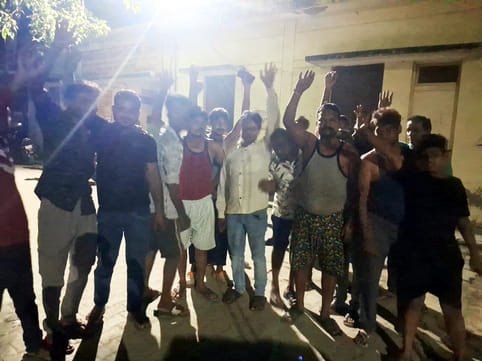 People protest when power supply of Mohalla 8 is disrupted