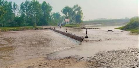 Water flowing over the Ravali rampart