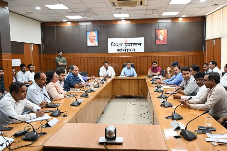 फोटो 03: सोनीपत लघु सचिवालय में व्यापारिक संगठनों के पदाधिकारियों व अधिकारियों के साथ बैठक करते