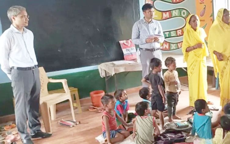 District Magistrate became a teacher, taught children ascending-descending order