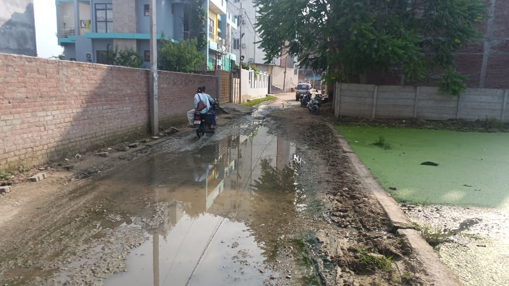 Drain water has been filled on the road for four months, responsible people are unaware