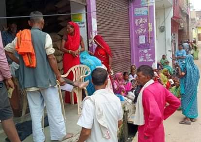 Ration vendors are forcibly giving goods worth Rs 100 to card holders