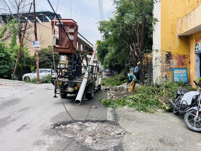 A dilapidated electric pole broke due to a truck collision