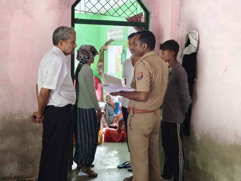 The thieves broke the lock of the room and stole cash and jewellery worth lakhs