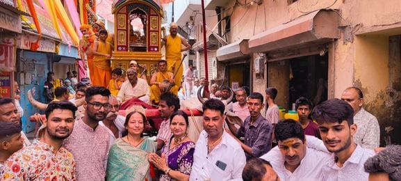 फोटो 16- सोनीपत के बड़ा बाजार में रथयात्रा के दौरान भगवान पार्श्वनाथ के रथ को हाथों से खींचते श
