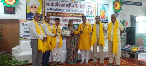 Dr. Chandra Mohan honoured with Outstanding Teacher Award